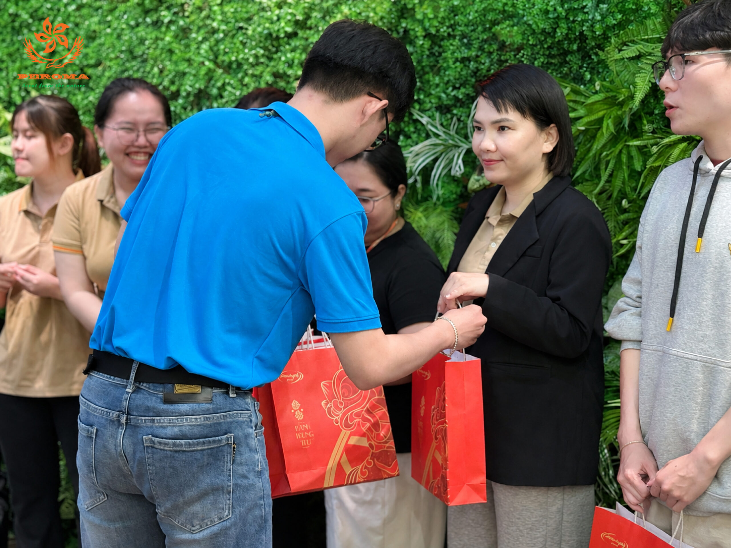 Khoảnh khắc trao quà Trung Thu đến cán bộ công nhân viên PEROMA