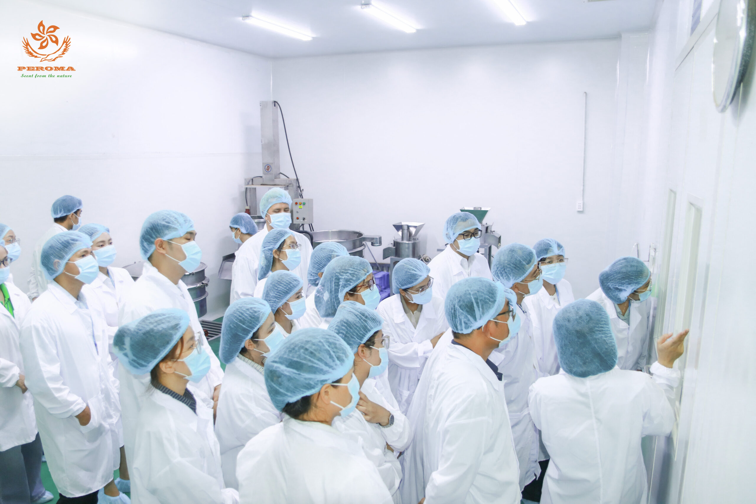 Khách hàng tham quan khu vực sản xuất tại PEROMA